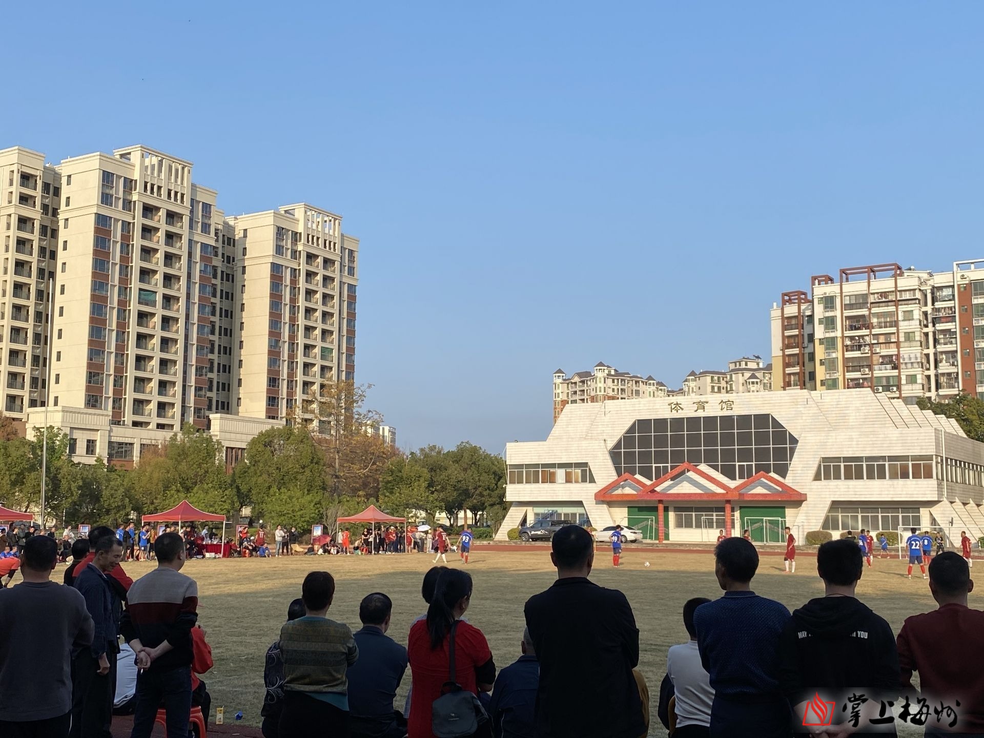 足球比赛现场气氛火爆，观众热情高涨的简单介绍